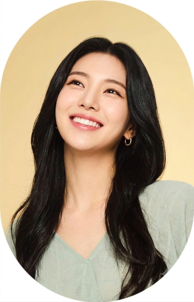 환하게 웃고 있는 여성