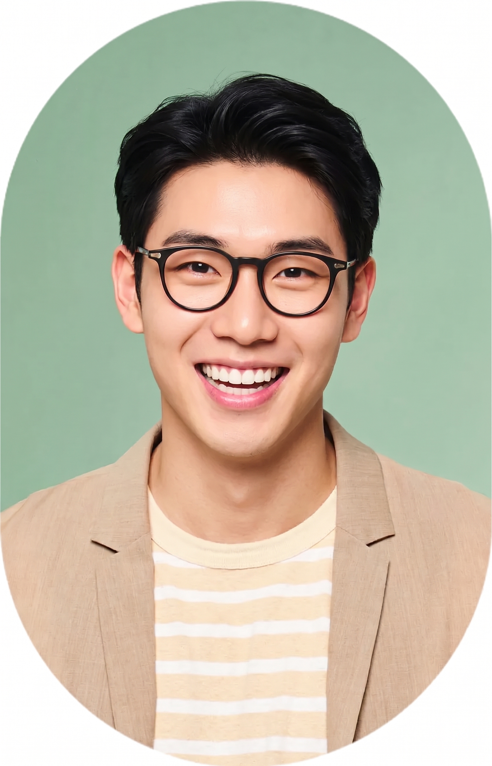 안경을 쓰고 환하게 미소 짓는 남성