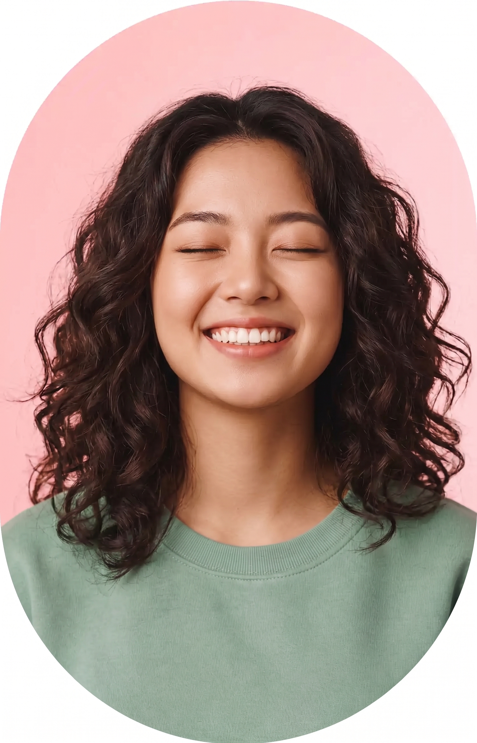 눈을 감고 편안하게 미소 짓는 여성