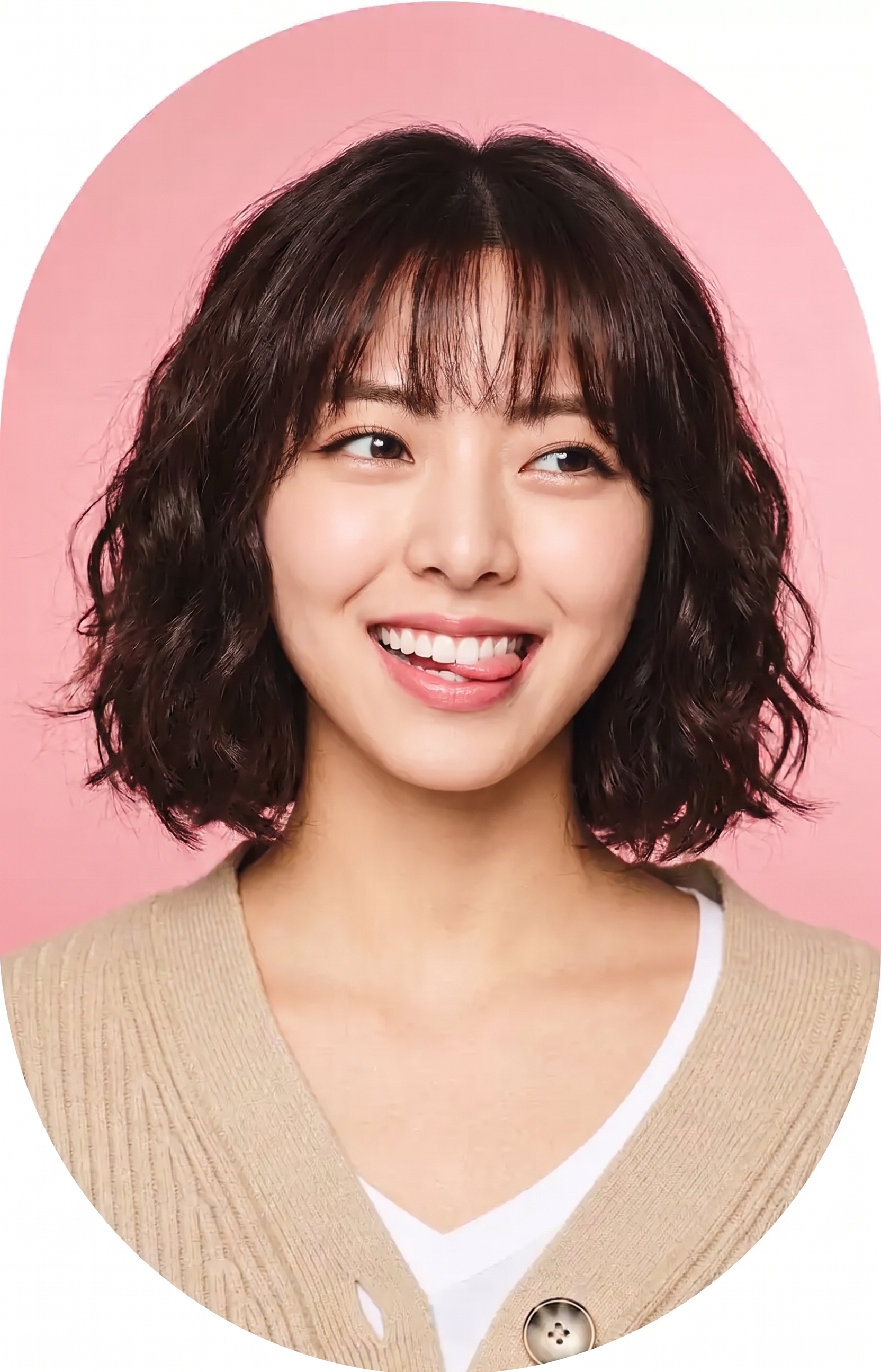 미소 짓는 단발머리 여성