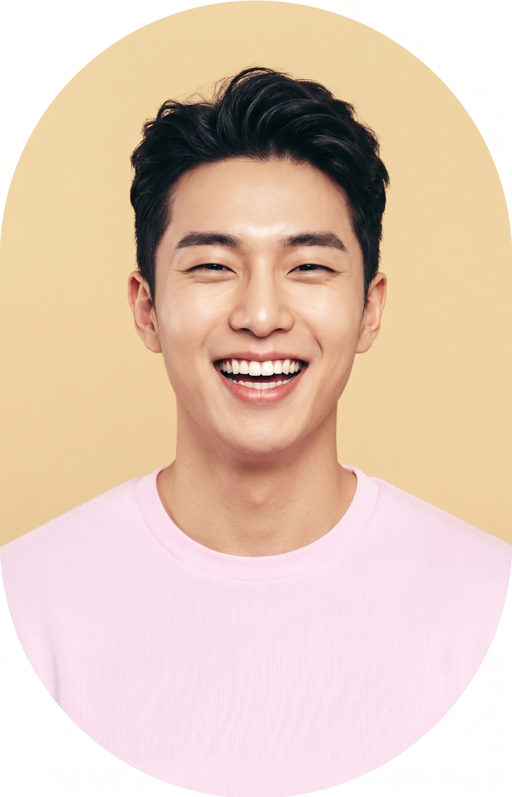 밝게 웃고 있는 남성