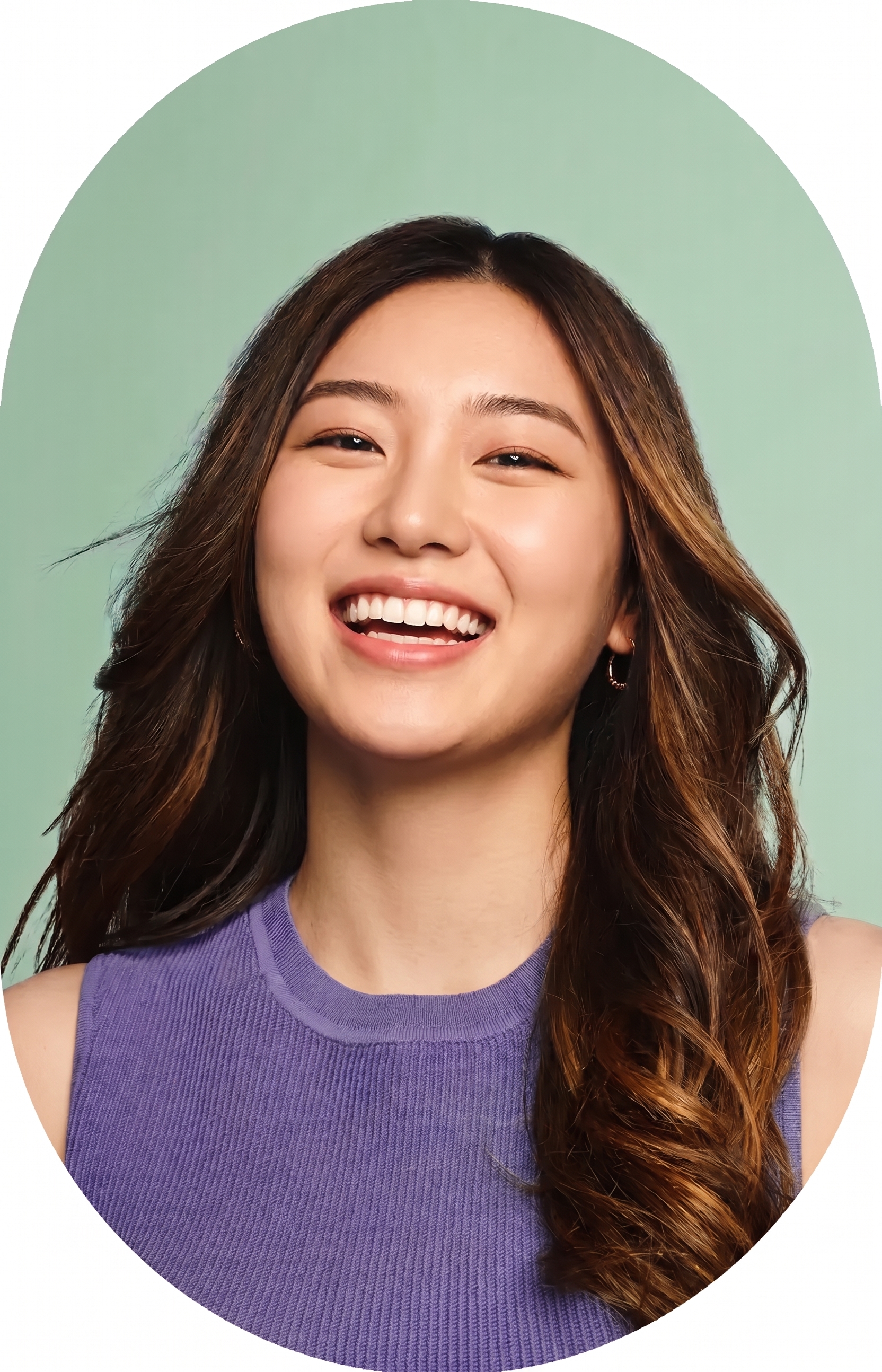 밝게 웃고 있는 여성